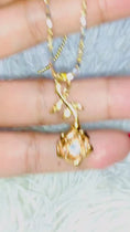 Reproducir el video en la vista de la galería, Cremation Urn Necklace For Women | Urn For Human Ashes 14K Gold Vermeil | Cremation Pendant | Ash Holder | Vintage Flower Urn Necklace Charm
