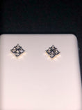 Cargar la imagen en la vista de la galería, These beautiful Real Diamond Stud Earrings are the best earrings I’ve come across in a long time. Comes w/ certificate of authenticity. Sale
