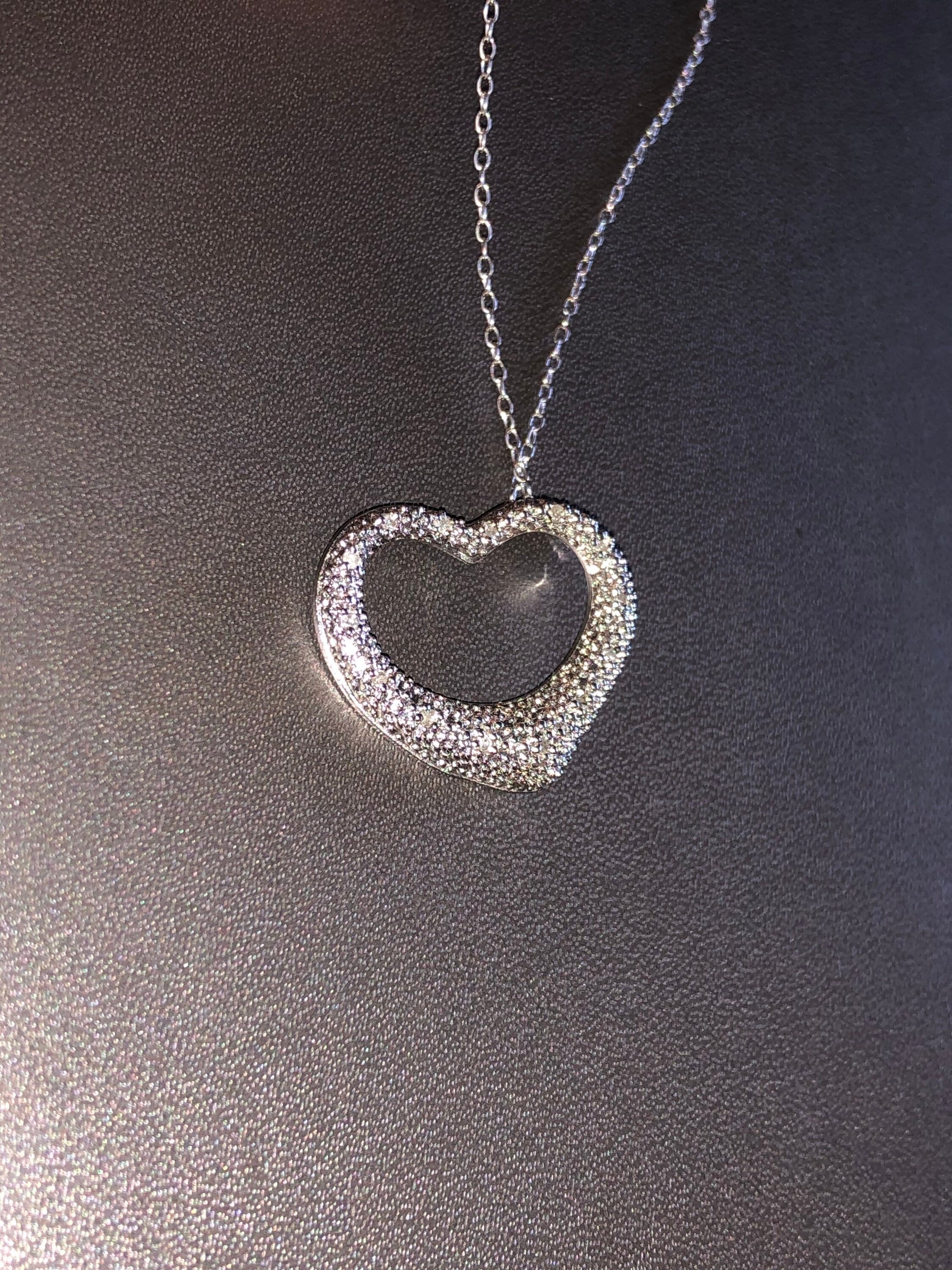 Beautiful real Diamond heart pendant w/ chain best Christmas occasions comes w/ gift packaging ready to gift. holiday’s Day sale!