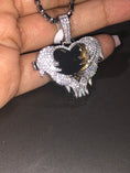 Cargar la imagen en la vista de la galería, Stunning functional Swarovski heart angel wing memorial picture pendant charm. The wings open into a picture heart locket best memory gift
