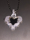 Cargar la imagen en la vista de la galería, Stunning functional Swarovski heart angel wing memorial picture pendant charm. The wings open into a picture heart locket best memory gift
