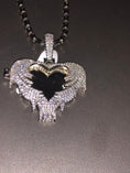 Cargar la imagen en la vista de la galería, Stunning functional Swarovski heart angel wing memorial picture pendant charm. The wings open into a picture heart locket best memory gift
