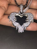 Cargar la imagen en la vista de la galería, Stunning functional Swarovski heart angel wing memorial picture pendant charm. The wings open into a picture heart locket best memory gift
