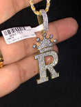 Cargar la imagen en la vista de la galería, R initial | 10k Gold Vermeil | Swarovski Crystal pendant | Monogram Name Necklace | VVS clarity | For Her | For Him | Christmas Gift
