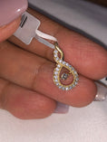 Cargar la imagen en la vista de la galería, Beautiful VVS clarity Swarovski Crystal dancing diamond pendant, mesmerizing beautiful gift for women, dances and sparkles when worn
